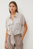 BLUSA ABOTONADA BOLSAS