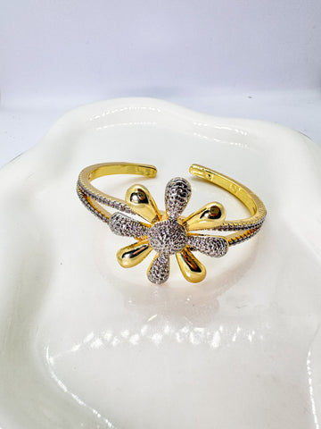 PULSO RIGIDO CON FLOR PETALOS PAVE Y LISOS
