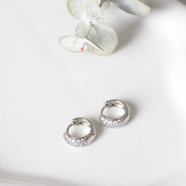 HUGGIE ANCHO ZIRCONIAS PLATA